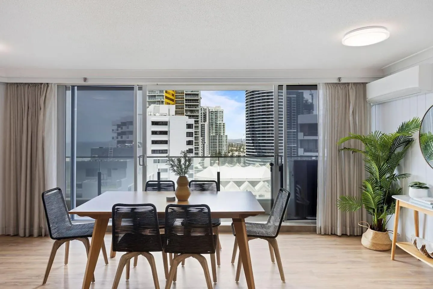 Ocean'S 14Th - Beachfront Resort-Style Living Gold Coast Apartment
